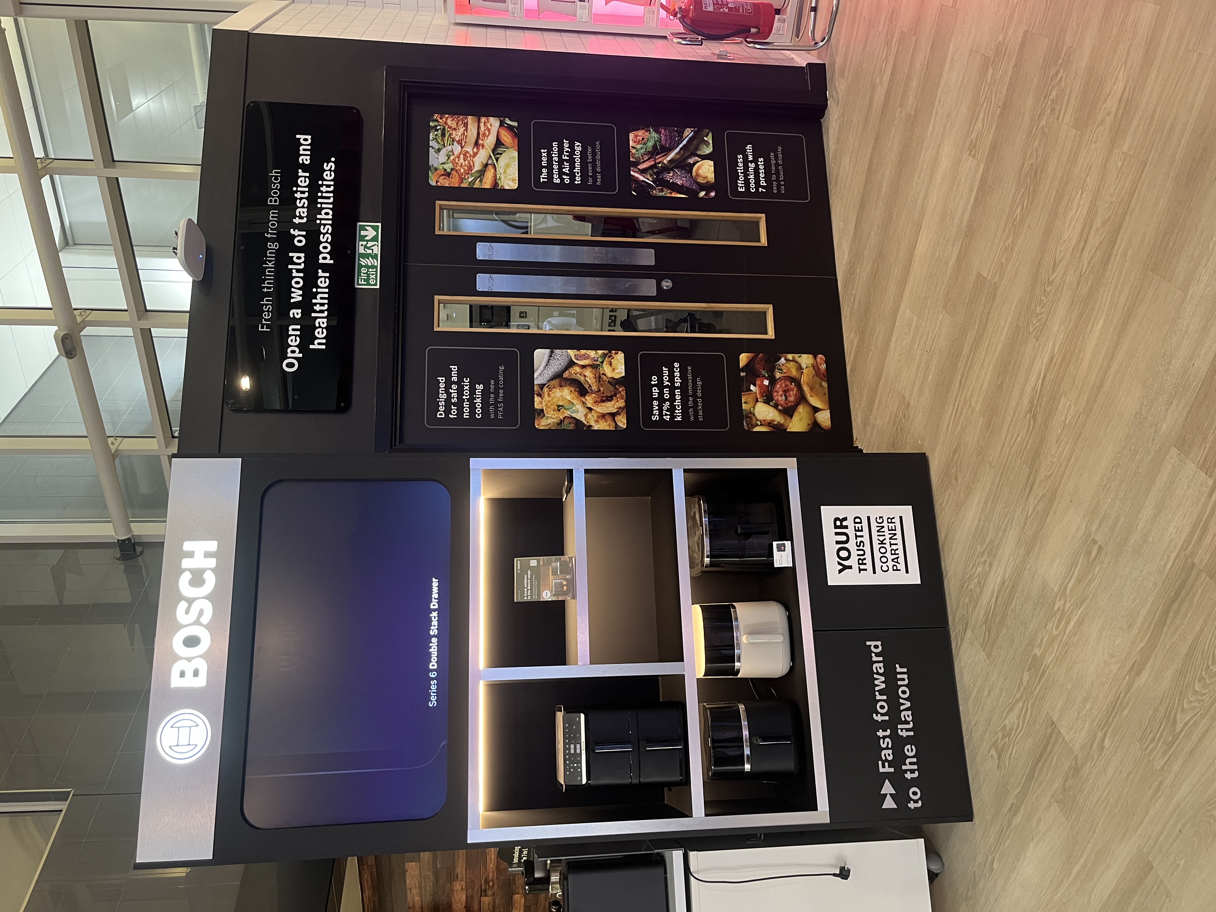 Bosch small domestic appliance FSDU display with air fryer and food preparation products